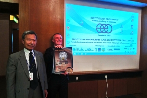 ROSJA: Prezydent Międzynarodowej Unii Geograficznej  Prof. Yukio Himiyama z Japonii i Tadeusz Stryjakiewicz (OP PTG),
